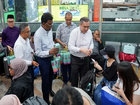 Sesi Edaran Pek Perayaan dan Duit Raya di Stesen KL Sentral