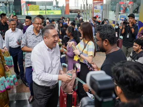 Sesi Edaran Pek Perayaan dan Duit Raya di Stesen KL Sentral