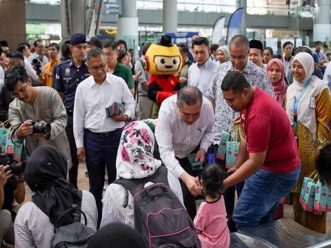 Sesi Edaran Pek Perayaan dan Duit Raya di Stesen KL Sentral