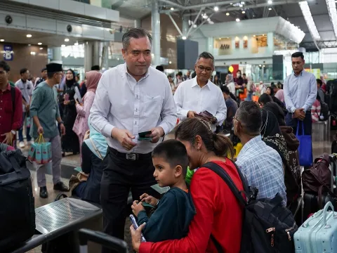 Sesi Edaran Pek Perayaan dan Duit Raya di Stesen KL Sentral