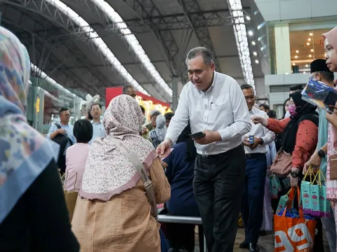 Sesi Edaran Pek Perayaan dan Duit Raya di Stesen KL Sentral