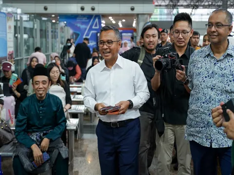 Sesi Edaran Pek Perayaan dan Duit Raya di Stesen KL Sentral